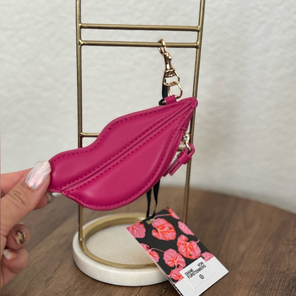 Diane Von Furstenberg Lips coin pouch in hot pink with key chain clip gold - Picture 5 of 7